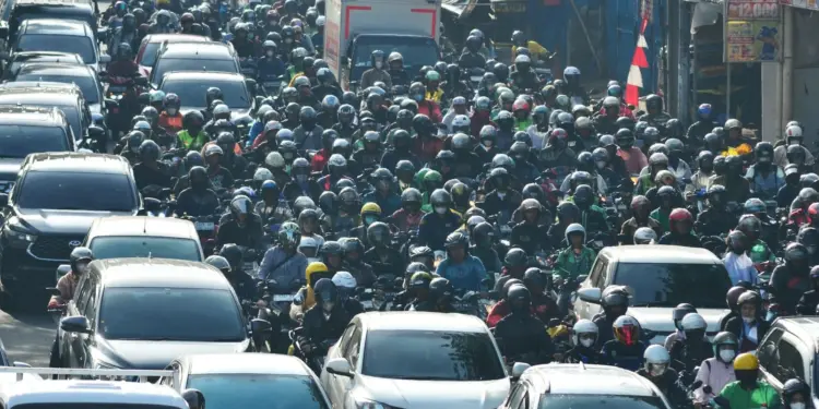 Fortuner dan Pajero Memang Arogan, tapi Pemotor yang Nggak Pernah Menyetir Mobil Adalah Red Flag Sesungguhnya di Jalan Raya Mojok.co