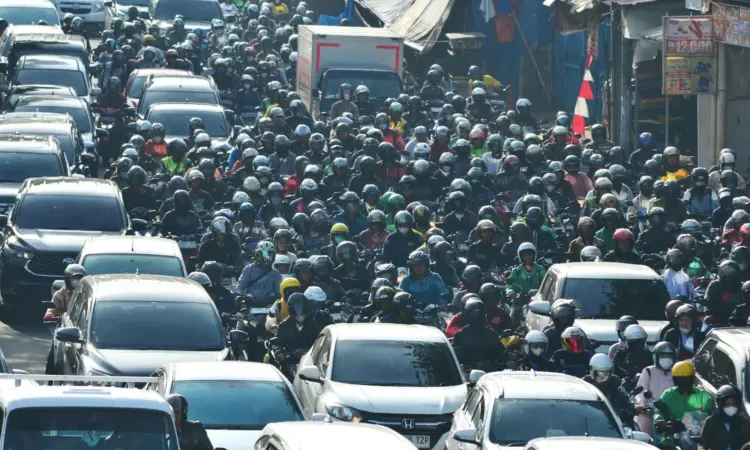 Fortuner dan Pajero Memang Arogan, tapi Pemotor yang Nggak Pernah Menyetir Mobil Adalah Red Flag Sesungguhnya di Jalan Raya Mojok.co