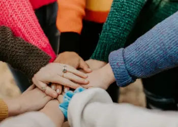 Low Maintenance Friendship: Tipe Pertemanan Dewasa yang Minim Drama, Cocok untuk Orang-Orang Usia 30 Tahunan Terminal