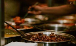 Makanan Superindo Rp15 Ribuan Penolong Pekerja Miskin yang Kecewa akan Mahalnya Harga Warteg