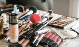 Jadi MUA di Desa Sulit Cuan karena Selalu Dimintai “Harga Tetangga” kalau Menolak Dicap Pelit