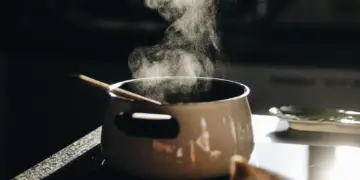 Beli Lauk di Luar dan Memasak Nasi Sendiri, Siasat Hidup Hemat In This Economy Mojok.co