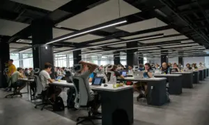 Penjilat Atasan Adalah Borok dalam Kantor yang Bikin Pekerja Lain Tersingkir dan Menderita