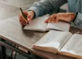Nekat Gap Year demi Jurusan Manajemen. Sempat Bingung, Kini Bersyukur karena Bisa Lulus Tepat Waktu dan Dapat Kerja Layak Mojok.co