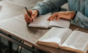 Nekat Gap Year demi Jurusan Manajemen. Sempat Bingung, Kini Bersyukur karena Bisa Kuliah di Tempat Idaman, Lulus Tepat Waktu, dan Dapat Kerja Layak