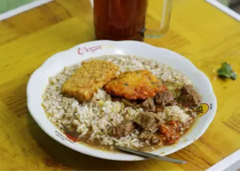 Teman Saya Orang Surabaya Nggak Suka Makan Rawon, dan Alasannya Masuk Akal Mojok.co