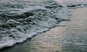 Pantai Depok Batang, Destinasi Indah yang Berdampingan dengan Krisis Lingkungan Pesisir