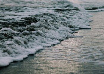 Pantai Depok Batang, Destinasi Indah yang Berdampingan dengan Krisis Lingkungan Pesisir Mojok.co
