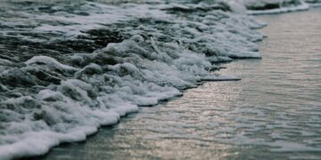 Pantai Depok Batang, Destinasi Indah yang Berdampingan dengan Krisis Lingkungan Pesisir Mojok.co