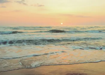 Keindahan Pantai Nanggelan Jember Hanya Bisa Dinikmati oleh Mereka yang Rela Repot, Wisatawan Manja Minggir Dulu Mojok.co