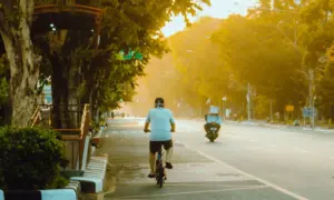 Di Balik Solo yang Syahdu Sehabis Hujan, Ada Ancaman yang Mengintai Pengguna Jalan