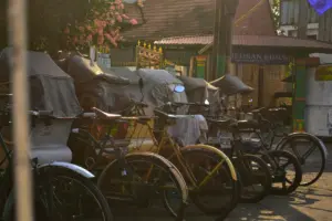 Dosa Jogja kepada Tukang Becak Tradisional: Becaknya Dianggap Warisan Budaya, tapi Pengemudinya Dibiarkan Menua, Lalu Mati dalam Kemiskinan