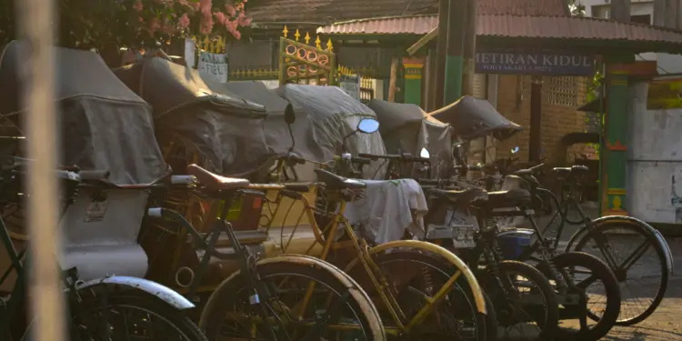 Jogja Aneh, Membiarkan Tukang Becak Mati dalam Kemiskinan (Unsplash)