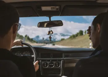 Tolong Berhenti Menyuruh Orang yang Baru Belajar Menyetir Mobil untuk Pakai Insting, Mereka Lebih Butuh Teori dan Jam Terbang