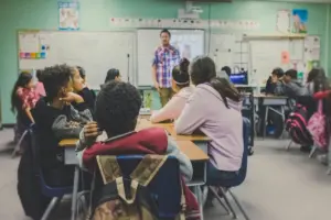 Sekolah Bukan Cuma Formalitas, Bimbel Tak Akan Bisa dan Tak Akan Pernah Bisa Menggantikan Sekolah   