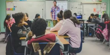 Sekolah Bukan Cuma Formalitas. Bimbel Tak Akan Bisa dan Tak Akan Pernah Bisa Menggantikan Sekolah  