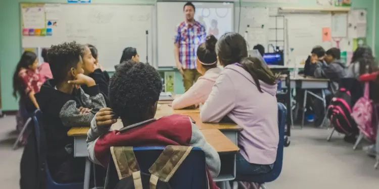 Sekolah Bukan Cuma Formalitas. Bimbel Tak Akan Bisa dan Tak Akan Pernah Bisa Menggantikan Sekolah  