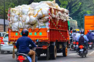 Jalan Raya Narogong, Gerbang Neraka di Timur Bekasi: Pagi Kena Macet Truk Sampah, Malam Dikuasai Kontainer