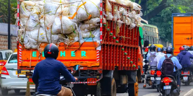 Jalan Raya Narogong, Gerbang Neraka di Timur Bekasi: Pagi Kena Macet Truk Sampah, kalau Malam Dikuasai Kontainer