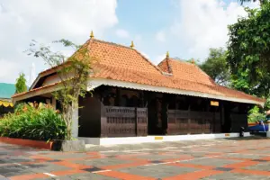 4 Alasan Rumah di Madura Kebanyakan Punya Teras Depan yang Luas