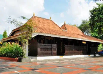 4 Alasan Rumah Madura Punya Teras Depan yang Luas (Wikimedia Commons)