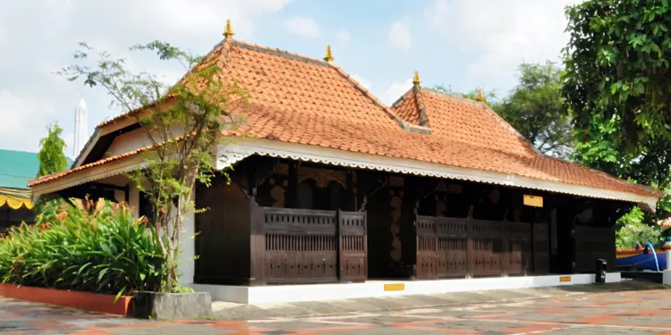 4 Alasan Rumah Madura Punya Teras Depan yang Luas (Wikimedia Commons)