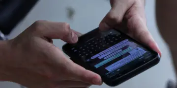 Bukan Sensi atau Mengabaikan, Ini Alasan Dosen Lama Balas Chat walau WhatsApp-nya Online Mojok.co