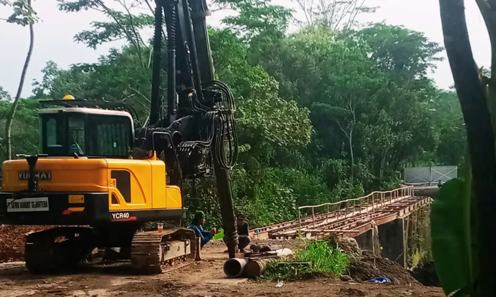 Ekskavator dan pekerja renovasi Jembatan Ngancar Klaten (Dok: Fitri Handayani)