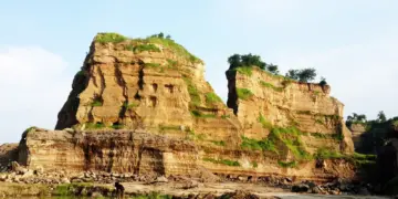 Derita Di Balik Keindahan Brown Canyon Semarang: Kisah Warga yang Harus Berdamai dengan Truk Tronton dan Debu Tambang Mojok.co