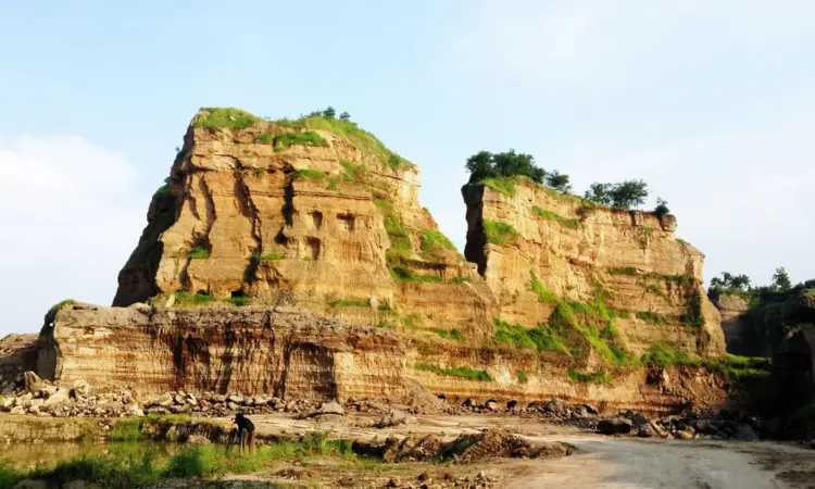 Derita Di Balik Keindahan Brown Canyon Semarang: Kisah Warga yang Harus Berdamai dengan Truk Tronton dan Debu Tambang Mojok.co
