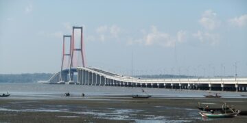 Aturan Tidak Tertulis Melewati Jembatan Suramadu Madura, Area Rawan yang Mengancam Keselamatan Mojok.co