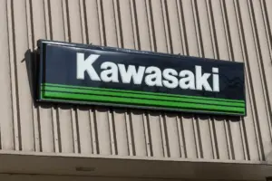 Krisis Identitas Kawasaki Brusky 125: Mencoba Terjun di Pasar Matic, tapi Blunder. Jiplaknya Kebangetan!