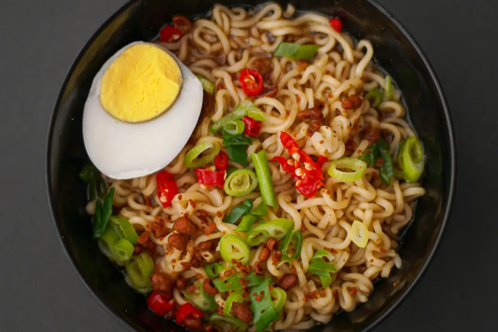 Kenapa Makan Mie Instan Tengah Malam Terasa Lebih Nikmat? (Unsplash)