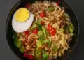 Kenapa Makan Mie Instan Tengah Malam Terasa Lebih Nikmat? (Unsplash)