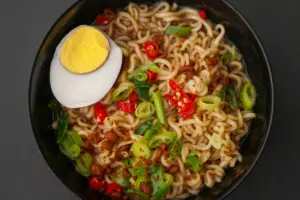 Kenapa Ya, Makan Mie Instan Menjelang Tengah Malam Terasa Lebih Nikmat?