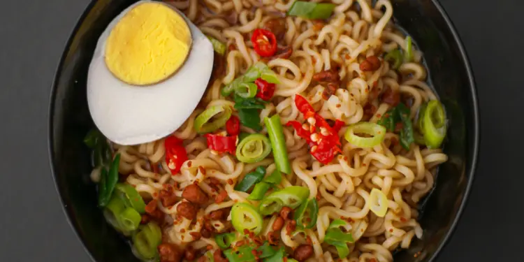 Kenapa Makan Mie Instan Tengah Malam Terasa Lebih Nikmat? (Unsplash)