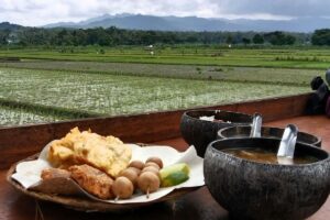 Soto Bukan Makanan Rakyat, Harganya Mahal karena Sate-satean dan Gorengan