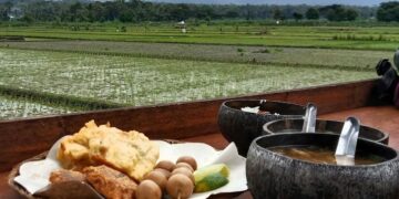 Soto Bukan Makanan Rakyat, Harganya Mahal karena Sate-satean dan Gorengan Mojok.co