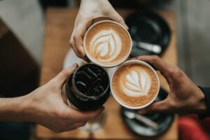 Pengelola Kafe Seharusnya Lebih Tegas pada Pengunjung Nggak Peka, Mereka Tak Hanya Mengganggu Pembeli Lain, tapi Juga Mengancam Kelangsungan Bisnis