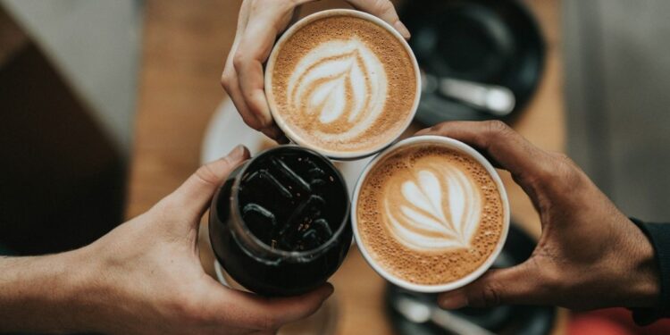 Pengelola Kafe Seharusnya Lebih Tegas pada Pengunjung Nggak Peka, Mereka Tak Hanya Mengganggu Pembeli lain, tapi Juga Mengancam Kelangsungan Bisnis Mojok.co