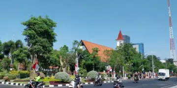 Jalanan Surabaya yang "Liar" Bikin Jiper Pengendara Tertib, Terlalu Banyak Pemotor yang Melanggar Lalu Lintas Mojok