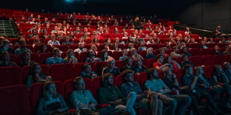 Alasan Saya Senang Nonton Film di Bioskop Sendirian, Lebih Fokus dan Bebas Pilih Film Sesuai Selera Mojok.co