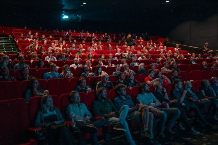 Alasan Saya Senang Nonton Film di Bioskop Sendirian, Lebih Fokus dan Bebas Pilih Film Sesuai Selera Mojok.co