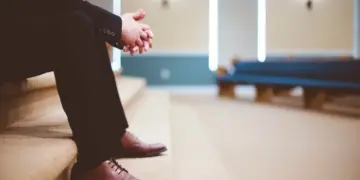 Prinsip Dasar Pelayanan di Kantor Desa: Kalau Bisa Lama, Kenapa Harus Cepat?