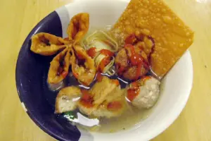 Bakso Malang adalah makanan khas Jawa Timur yang paling bisa diterima semua lidah orang Indonesia ketimbang kuliner Jatim lainnya