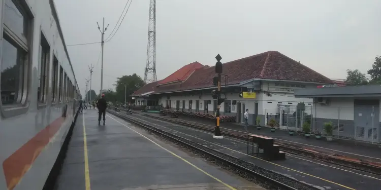 Nasib Stasiun Karawang: Terasing di Rel Sendiri, Kalah Mentereng dari Stasiun Cikarang