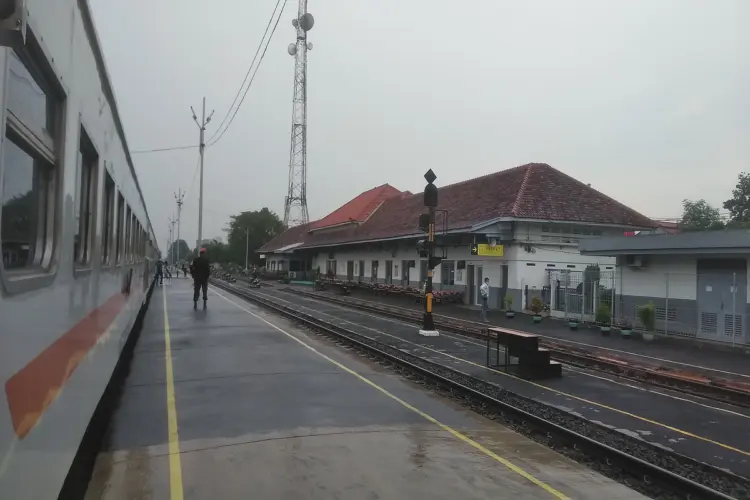Nasib Stasiun Karawang: Terasing di Rel Sendiri, Kalah Mentereng dari Stasiun Cikarang