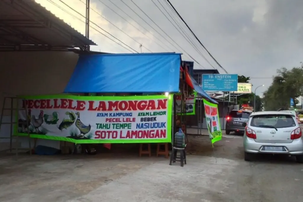 Spanduk tempat makan terdekat bikin pakai AI itu malah norak (Wikimedia Commons)