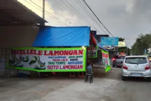 Laper malah ilang begitu lihat tempat makan terdekat rumah saya bikin spanduk pake AI. Ada yang ngerasa gitu juga nggak?