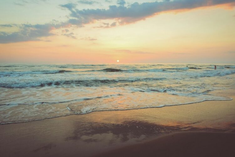 6 Pantai Tulungagung yang Memukau, tetapi Menyimpan Bahaya bagi Wisatawan Mojok.co